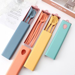 Empreintes digitales pullbox paille de blé couteaux fourchettes cuillères baguettes étudiants voyage extérieur portable quatre pièces ensemble de vaisselle cadeau
